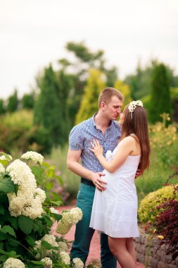 Mutlu ve genç hamile iki doğa içinde