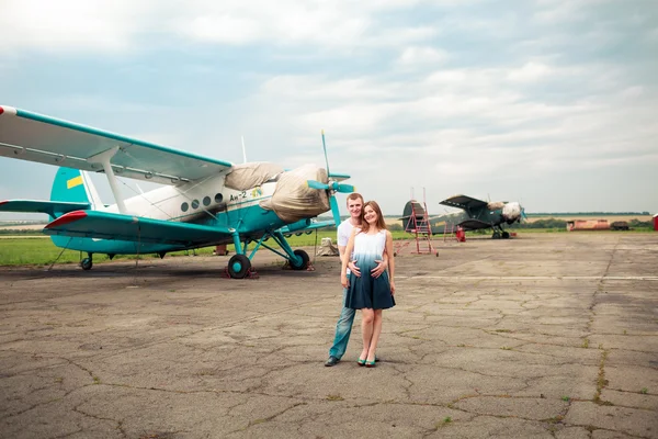 Momentos románticos para pareja embarazada —  Fotos de Stock