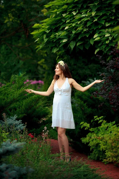 Happy and young pregnant couple in nature — Stock Photo, Image