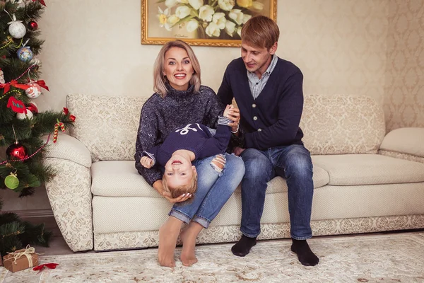 Familia cerca de Árbol de Navidad — Foto de Stock