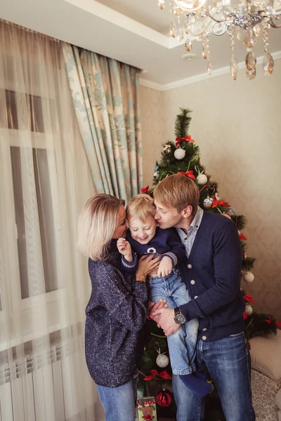 クリスマス ツリーの近くに家族 — ストック写真