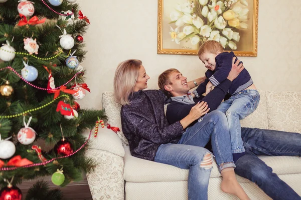 Familia cerca de Árbol de Navidad — Foto de Stock