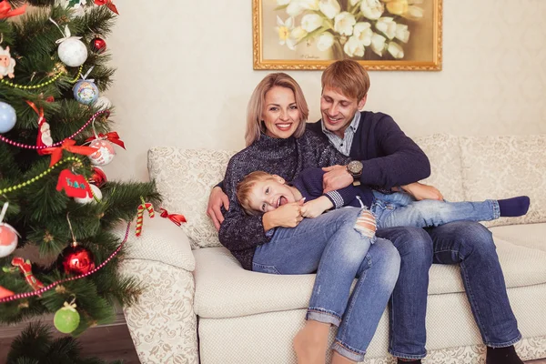 Familia cerca de Árbol de Navidad — Foto de Stock