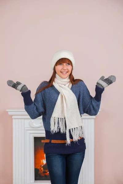 Giovane ragazza divertente in guanti — Foto Stock