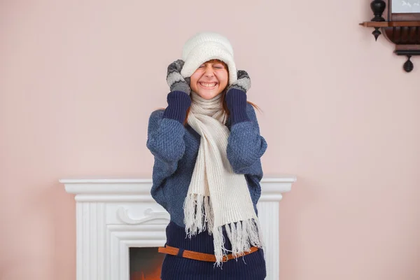 Grappige meisje in wanten — Stockfoto