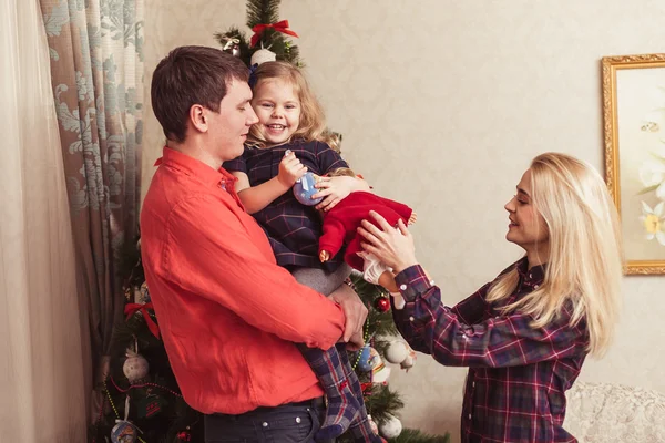 Familia cerca de Árbol de Navidad — Foto de Stock