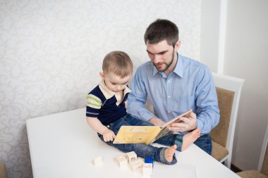 Blokları olan sevimli bir erkek bebek.