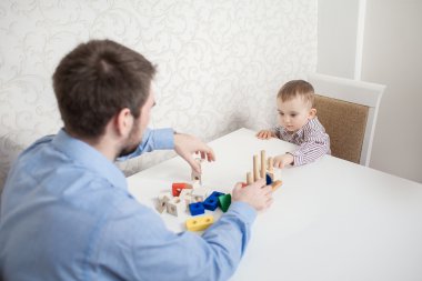 Blokları olan sevimli bir erkek bebek.