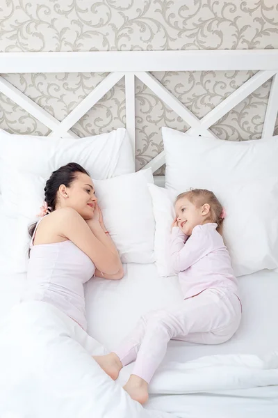 Madre e hija en la cama —  Fotos de Stock