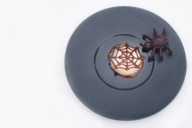 çikolata örümcek ağı ile waffle