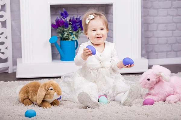 Niño jugando con huevos de Pascua — Foto de Stock