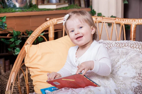 Niña leyendo libro — Foto de Stock