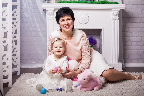 Bambino e nonna con uova di Pasqua — Foto Stock