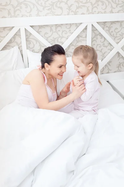 Madre e hija en la cama —  Fotos de Stock