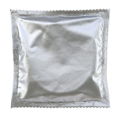 Beyaz arkaplanda izole edilmiş prezervatif.