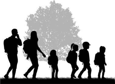 Aile seyahatte sırt çantasıyla uzanıyor.