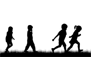 Çocuk silueti doğada .