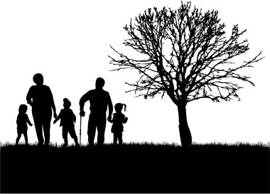 Doğada aile siluetleri.