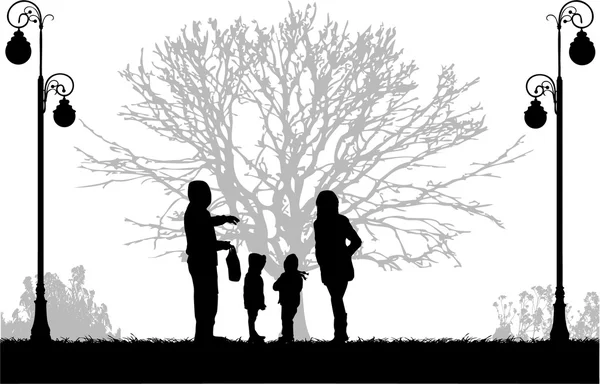 Rodinné siluety v přírodě. — Stockový vektor