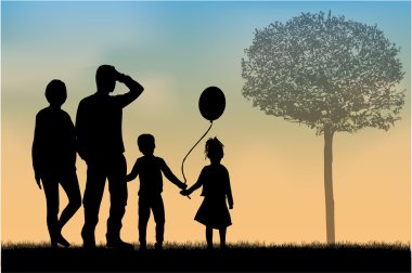 Doğada aile siluetleri.