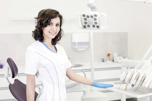 Młoda kobieta profesjonalny dentysta w gabinecie stomatologicznym — Zdjęcie stockowe