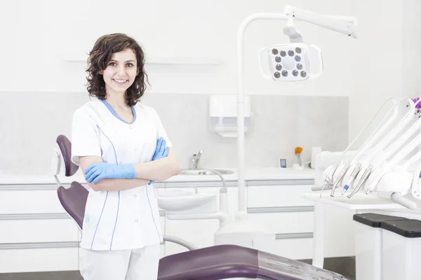 Zubaři mladá profesionální žena v zubní ordinaci — Stock fotografie