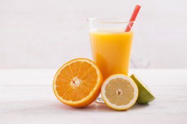 Sağlıklı ve taze karışık meyve suyu 