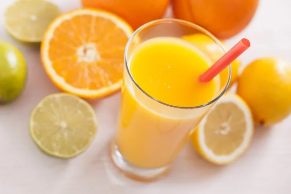 Здоровый и свежий сок из фруктов — стоковое фото