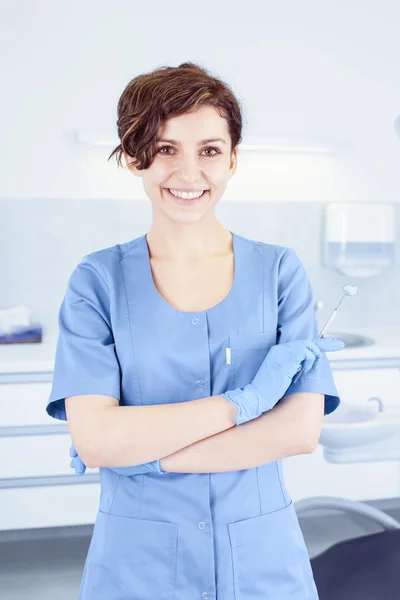 Jovem profissional dentista no consultório odontológico — Fotografia de Stock