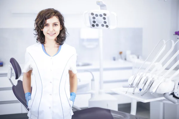 Zubaři mladá profesionální žena v zubní ordinaci — Stock fotografie