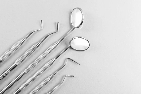 Крупним планом професійні стоматологічні інструменти . — стокове фото