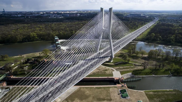 Puente de cuerda alta sobre el río — Foto de Stock