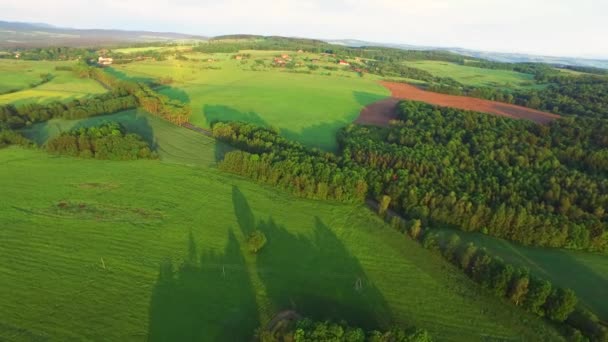 Nascer do sol aéreo dourado sobre a aldeia — Vídeo de Stock