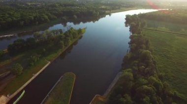 Gün batımı ışık Nehri üzerinde uçmak