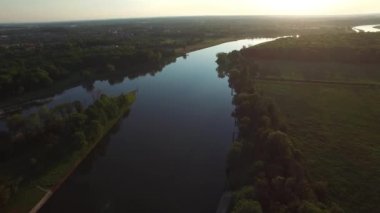 Gün batımı ışık Nehri üzerinde uçmak