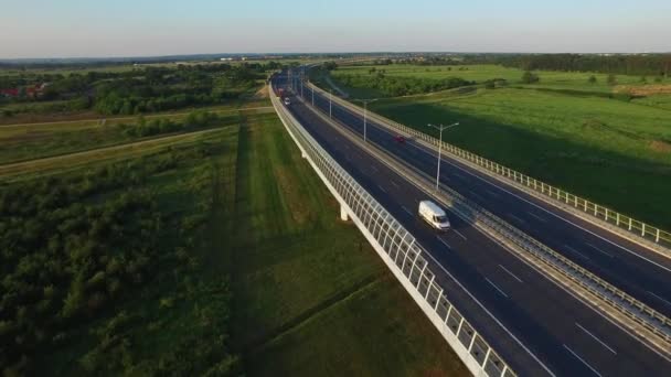 Snelweg in de zonsondergang vanuit de lucht — Stockvideo