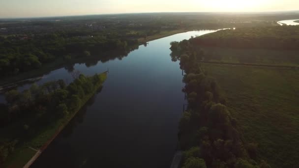 Volar sobre el río en la luz del atardecer — Vídeos de Stock