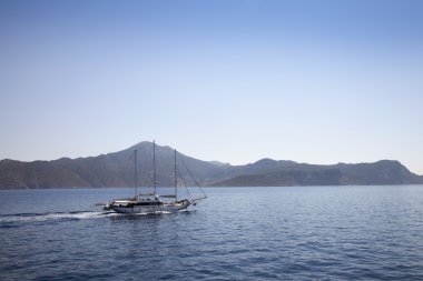 Denizde yelkenli