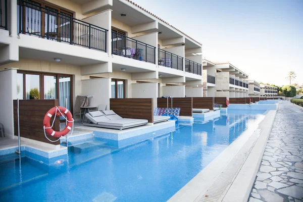 Taze ot, plaj sandalyeleri ve palmiye ağaçları. Dünya üzerinde bir cennet.