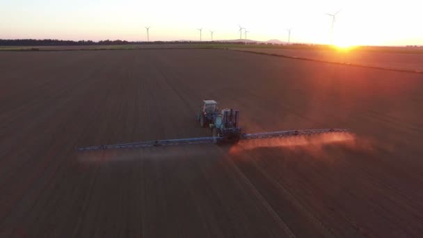 Tractor doing field sprayer at sunset — Stock Video