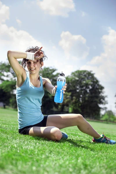 Træt kvinde runner tager en pause efter løb - Stock-foto