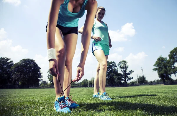 Två unga flickor stetching innan en jogging — Stockfoto