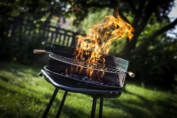 Super flames on the grill — Stock Photo, Image