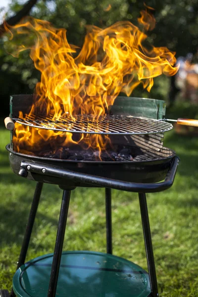 Super flames on the grill — Stock Photo, Image
