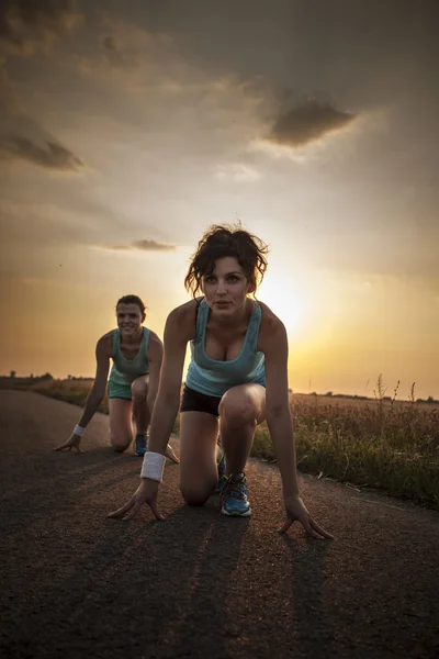 Två vackra flickor jogga på morgonen — Stockfoto