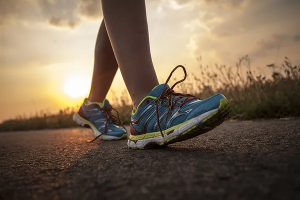 Two pretty girls jogging in the morning — Stock Photo, Image