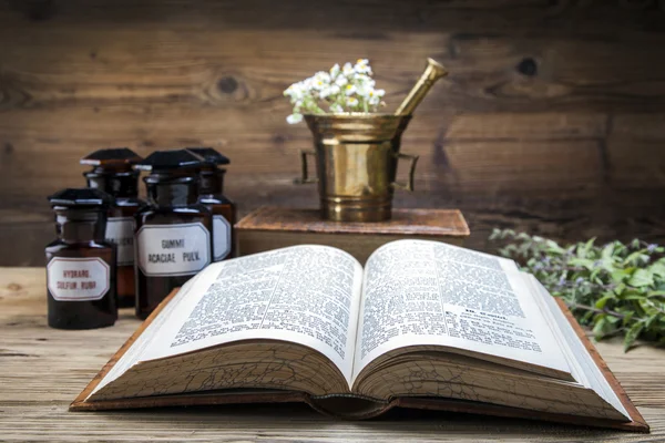 L'ancienne médecine naturelle, les herbes et les médicaments — Photo