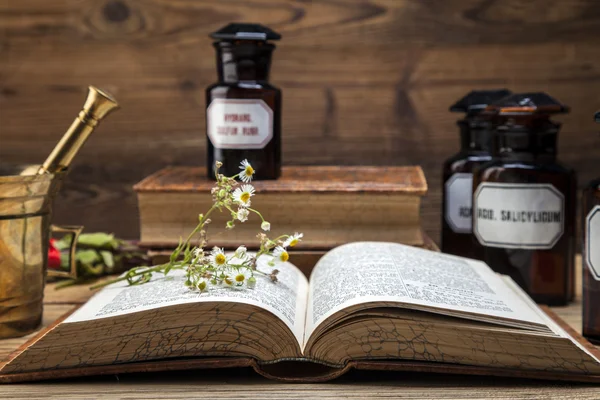 The ancient natural medicine, herbs and medicines — Stock Photo, Image