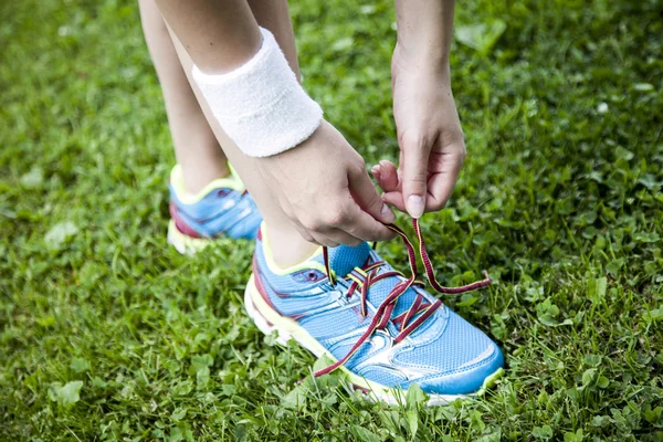 Two young girls stetching before a jogging — Stock Photo, Image