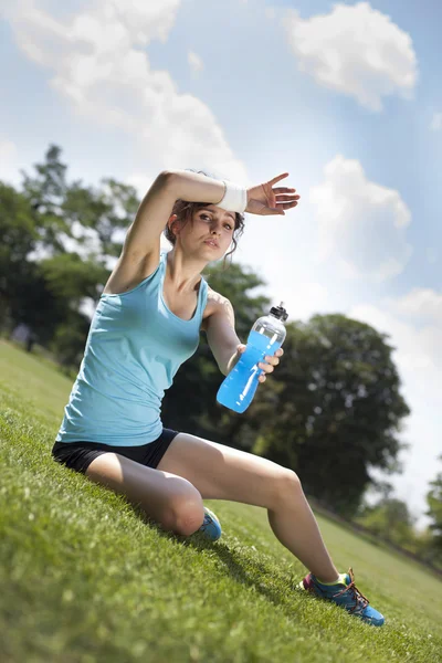 Cansado mulher corredor tendo um descanso após a corrida — Fotografia de Stock